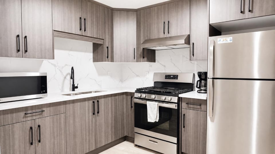 Coffee/tea facilities, Kitchen or kitchenette, microwave, stove