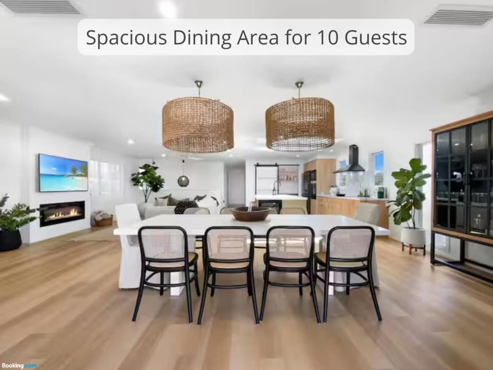 Luxe Family Retreat - Private Pool - Ping Pong Table - Rooftop Terrace - 400m from Golden Beach House in Golden Beach