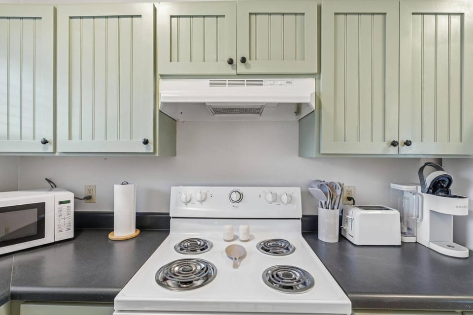 Coffee/tea facilities, Kitchen or kitchenette, microwave, oven, stove, toaster