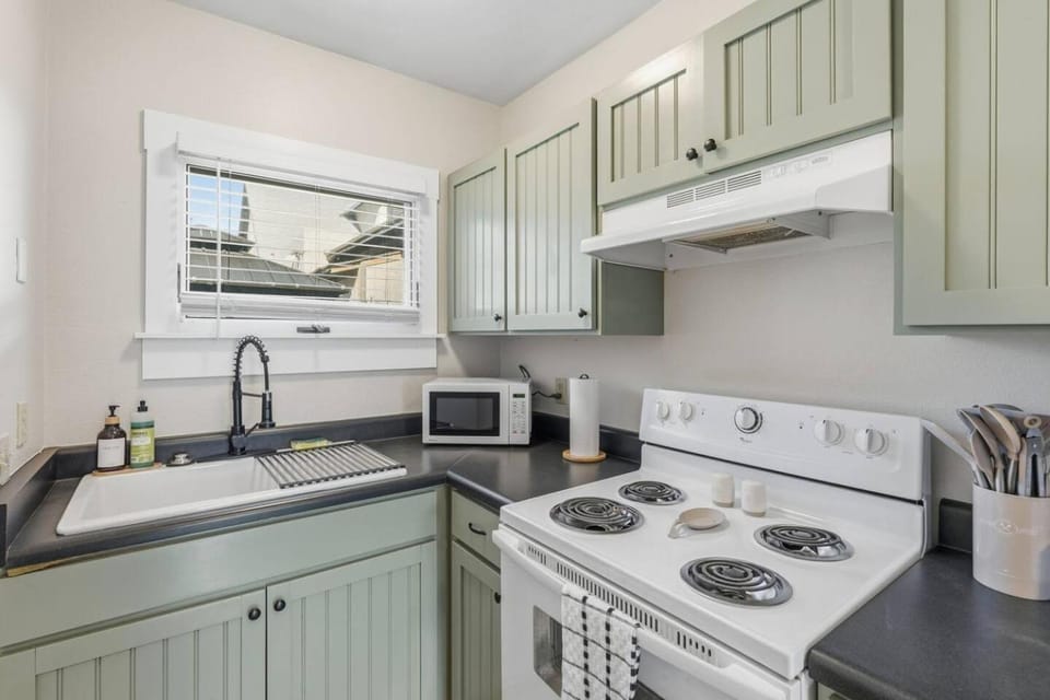 Kitchen or kitchenette, microwave, oven, stove