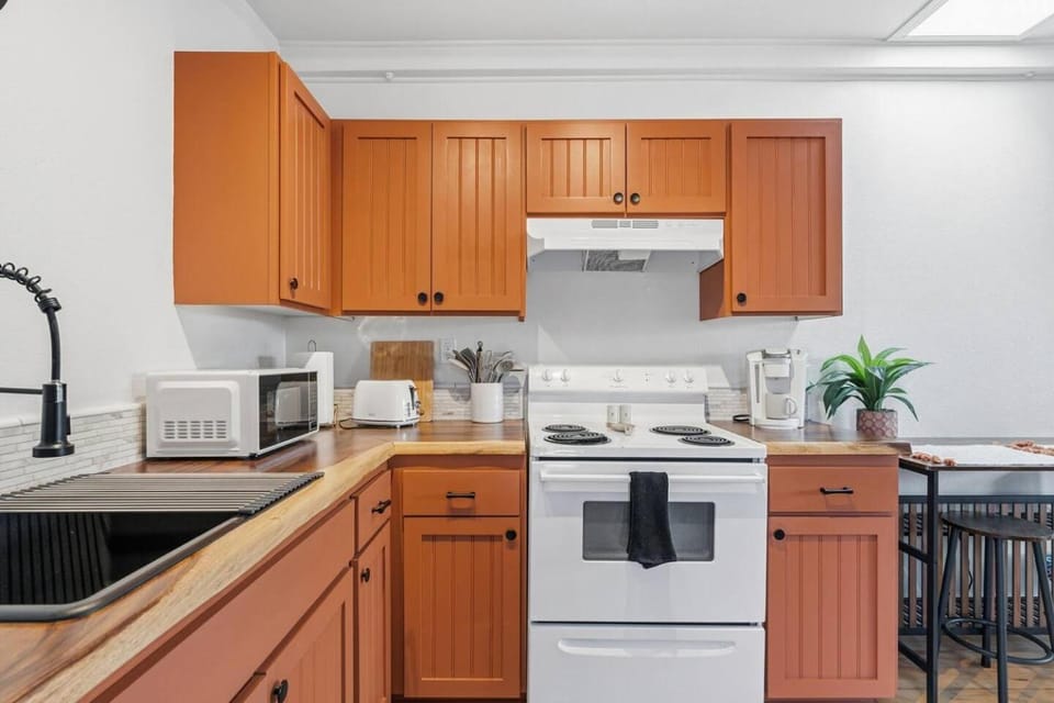 Kitchen or kitchenette, oven, stove