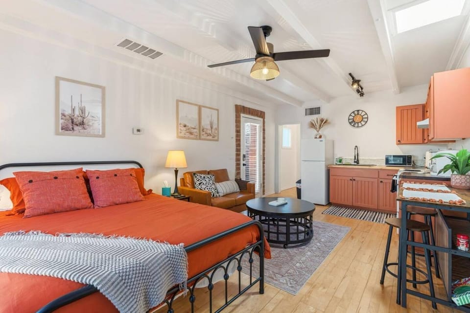 Bed, Seating area