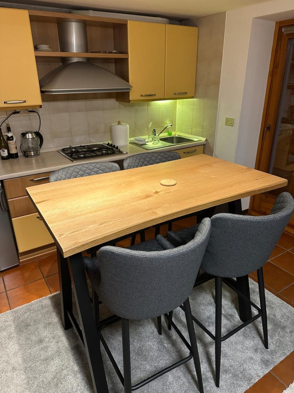 Kitchen or kitchenette, Dining area