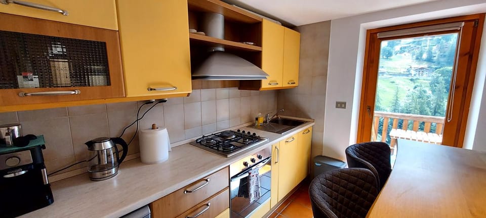 Coffee/tea facilities, Kitchen or kitchenette, Dining area, Mountain view, oven, stove
