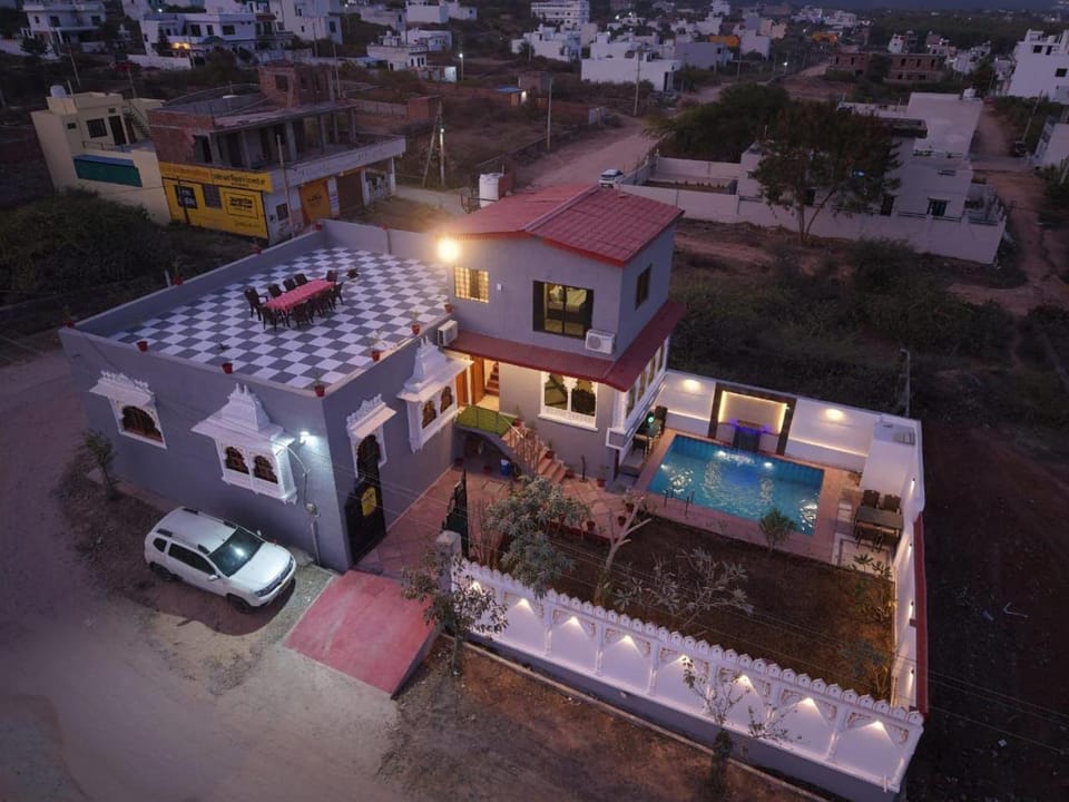 Property building, Night, Neighbourhood, Pool view, Street view, Swimming pool, Location, Parking