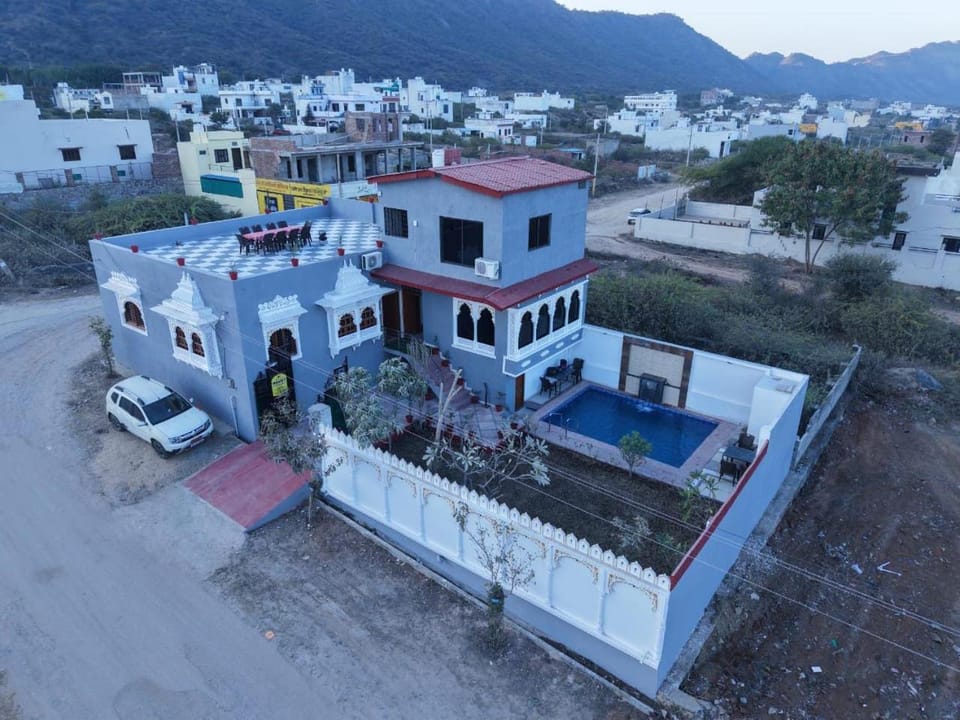 Property building, Neighbourhood, Mountain view, Pool view, Street view, Swimming pool, Location, Parking