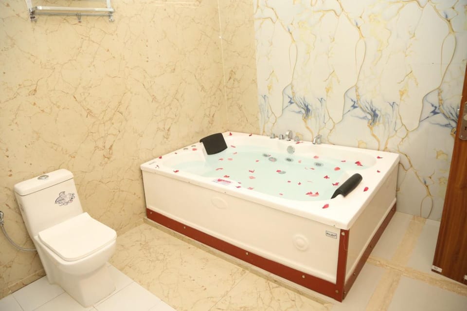 Toilet, Hot Tub, Bathroom, Bath