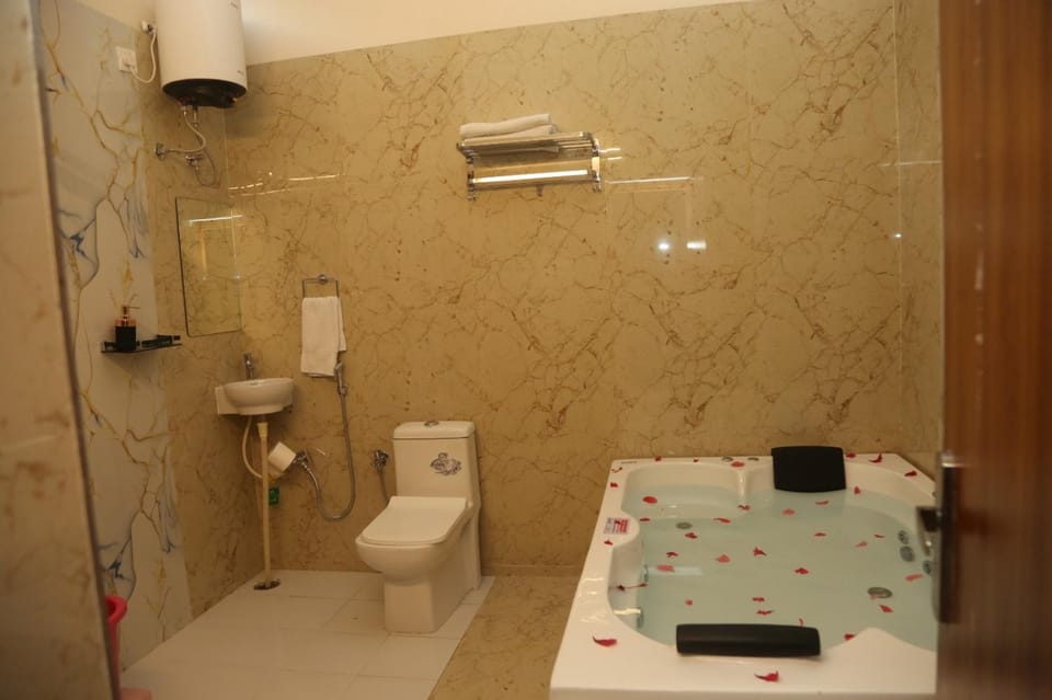 Shower, Toilet, Hot Tub, Bathroom, towels