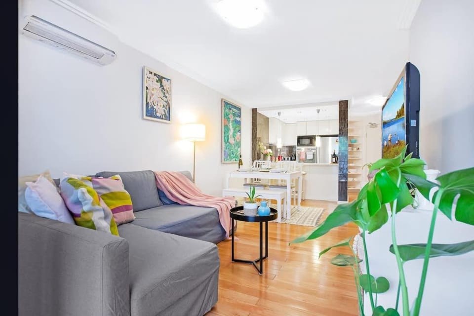 Stylish 1BR with private Garage 450m from Darling Harbour Waterfront and ICC Apartment in Sydney