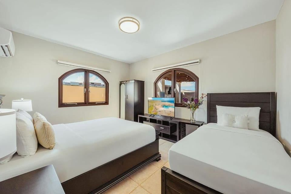 Bed, TV and multimedia, Photo of the whole room, Bedroom
