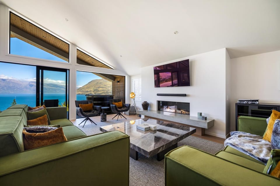 Natural landscape, TV and multimedia, Living room, Seating area, Mountain view, fireplace