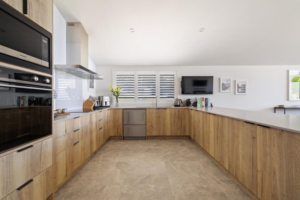 Coffee/tea facilities, Kitchen or kitchenette, dishwasher, oven, stove, toaster