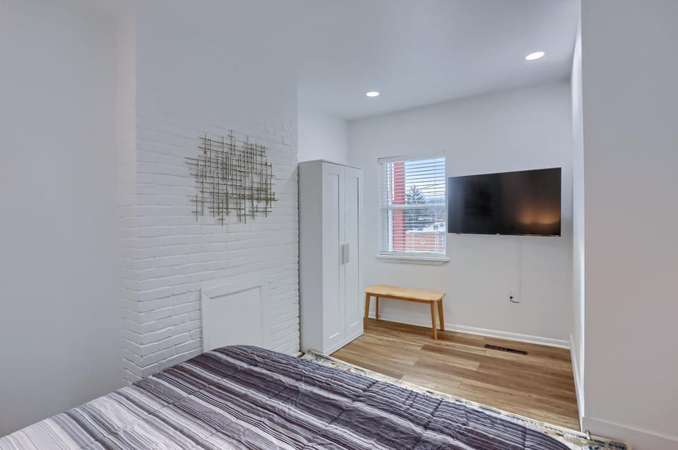 Modern and Stylish Two Bedroom Apartment in Pittsburgh with Parking Apartment in Pittsburgh