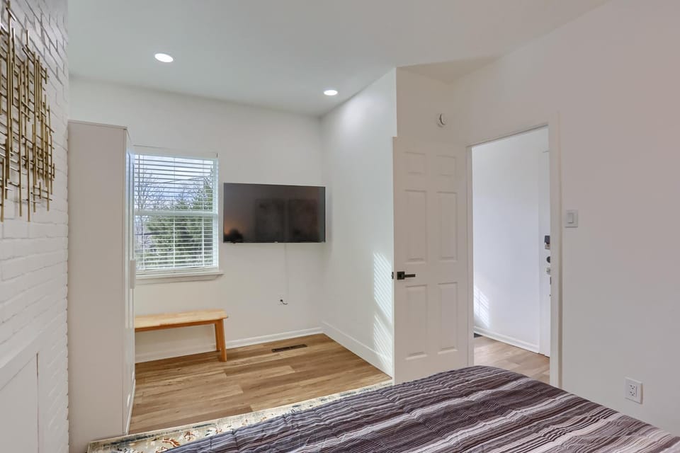 Modern and Stylish Two Bedroom Apartment in Pittsburgh with Parking Apartment in Pittsburgh