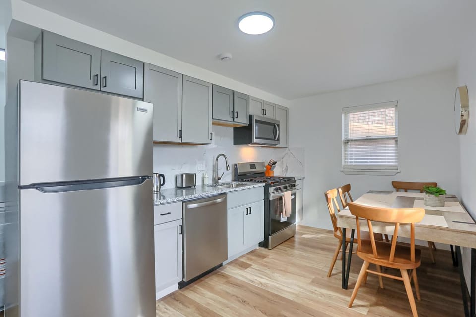 Modern and Stylish Two Bedroom Apartment in Pittsburgh with Parking Apartment in Pittsburgh