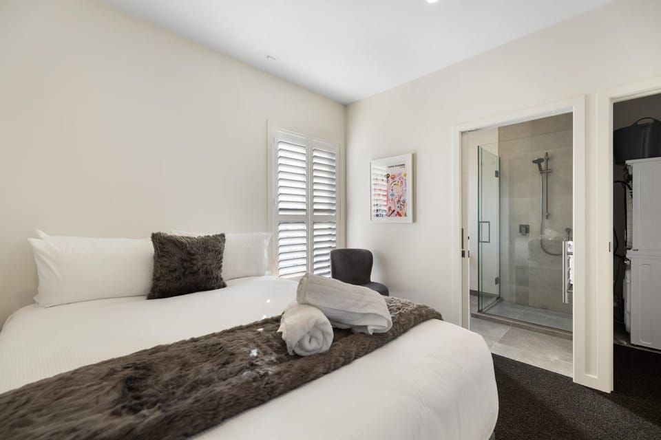 Shower, Bed, Bathroom, Bedroom, towels