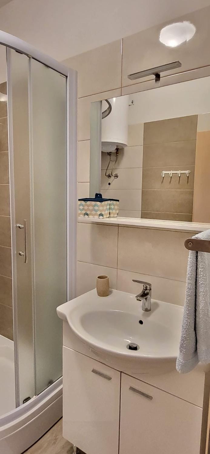 Shower, Bathroom, towels