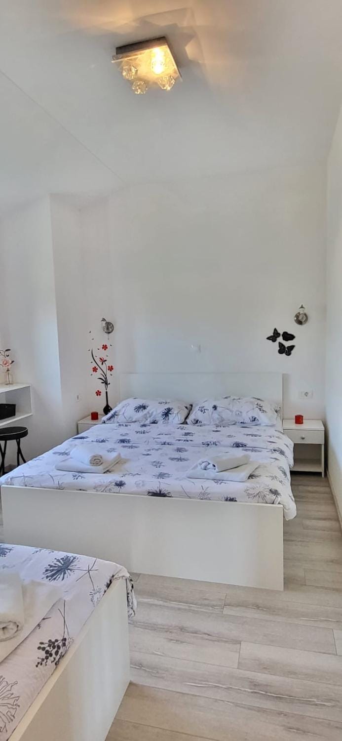 Bed, Bedroom, towels