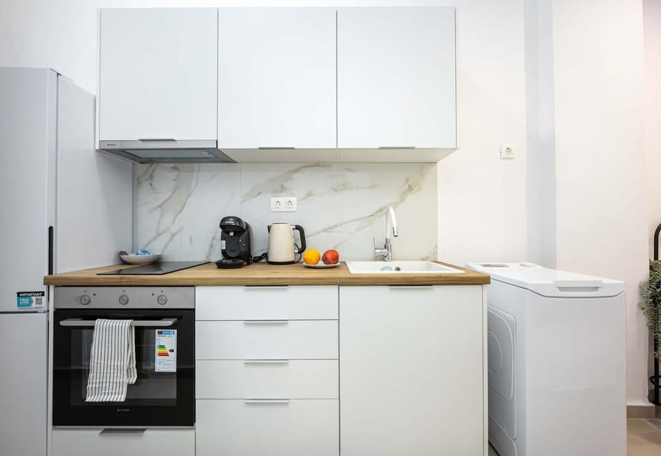 Coffee/tea facilities, Kitchen or kitchenette, oven