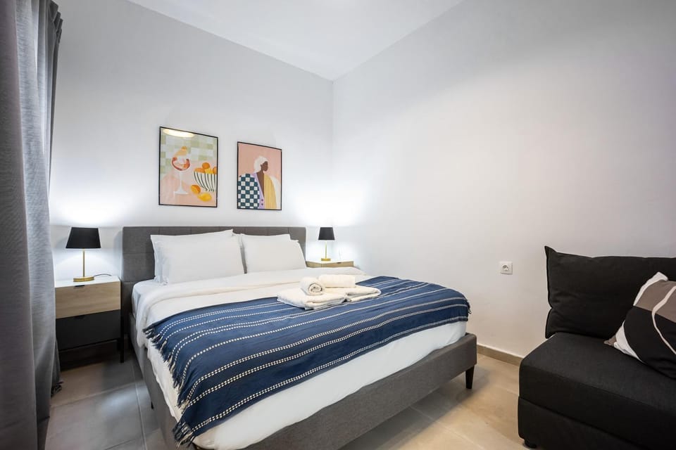 Bed, Photo of the whole room, Seating area, Bedroom, towels