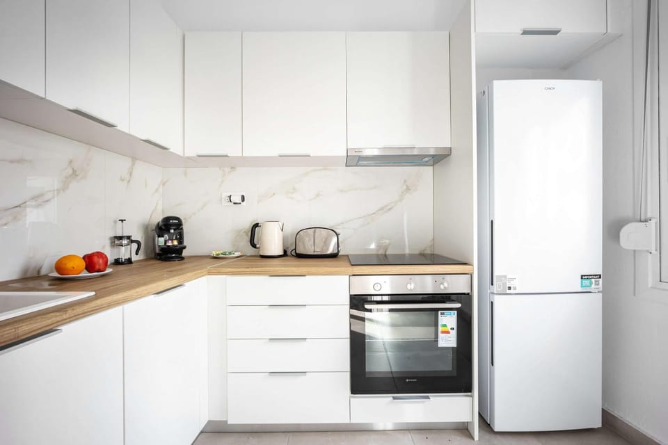 Coffee/tea facilities, Kitchen or kitchenette, oven, stove