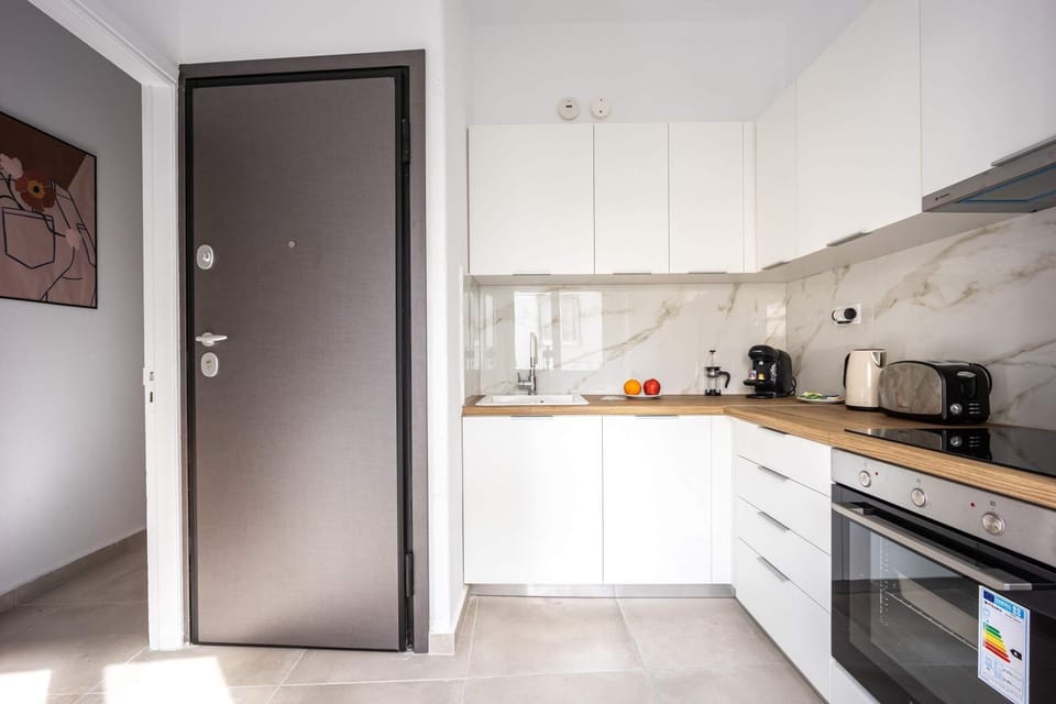Coffee/tea facilities, Kitchen or kitchenette, stove