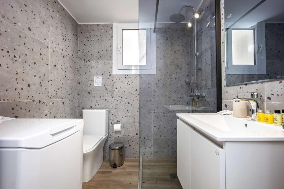 Shower, Toilet, Bathroom, towels