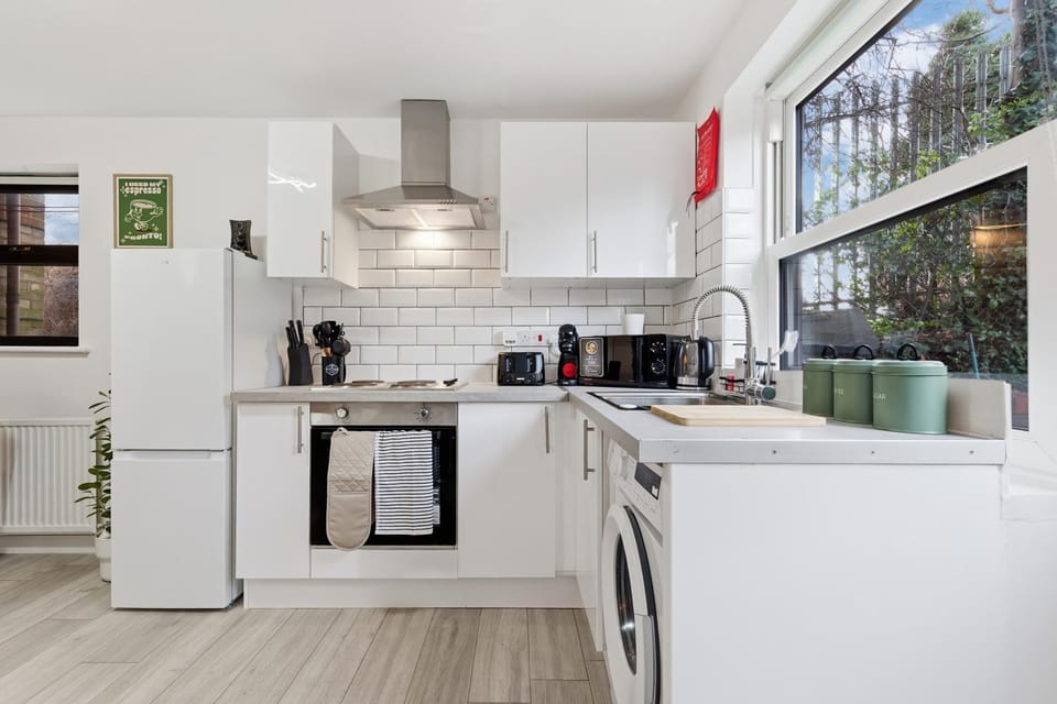 Coffee/tea facilities, Kitchen or kitchenette, oven, stove