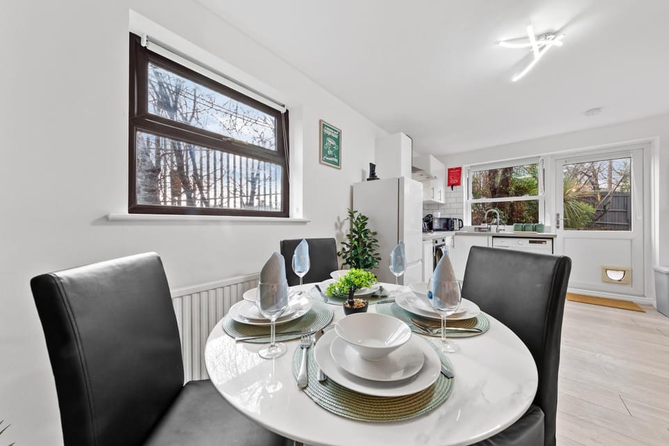 Seating area, Dining area