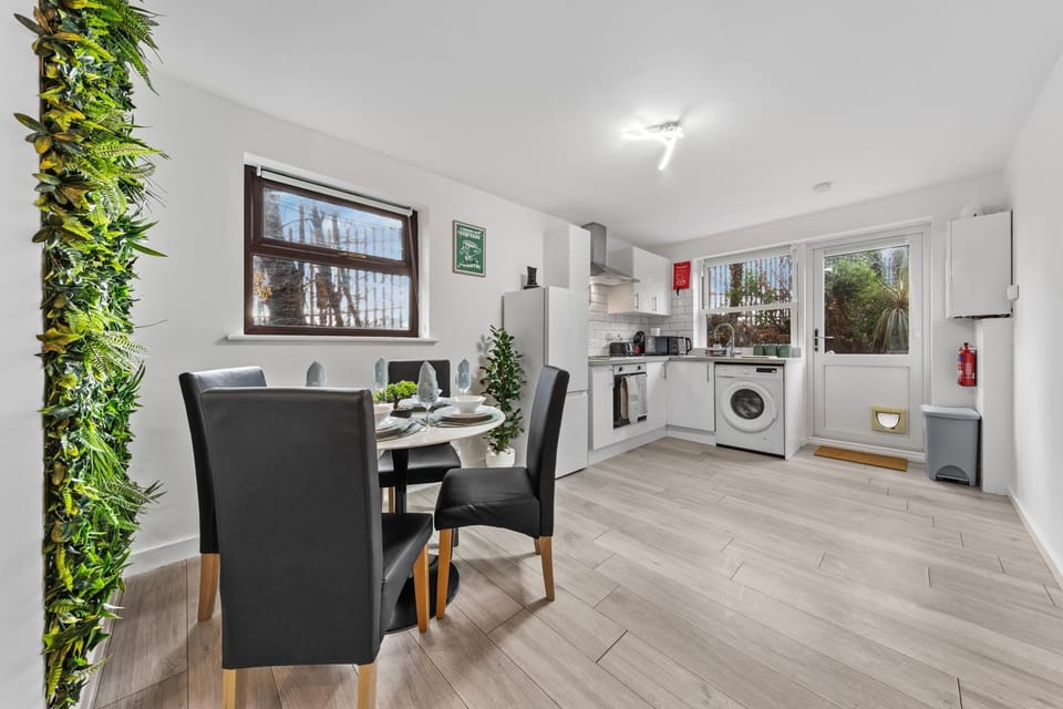 Kitchen or kitchenette, Seating area, Dining area, oven, stove, toaster