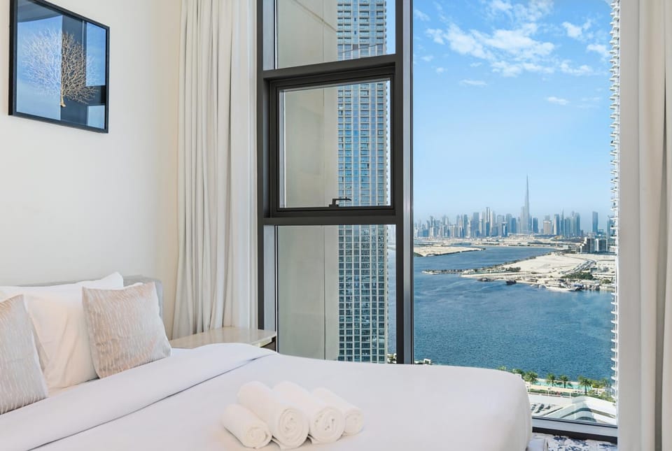 Bed, View (from property/room), Bedroom, City view, Lake view