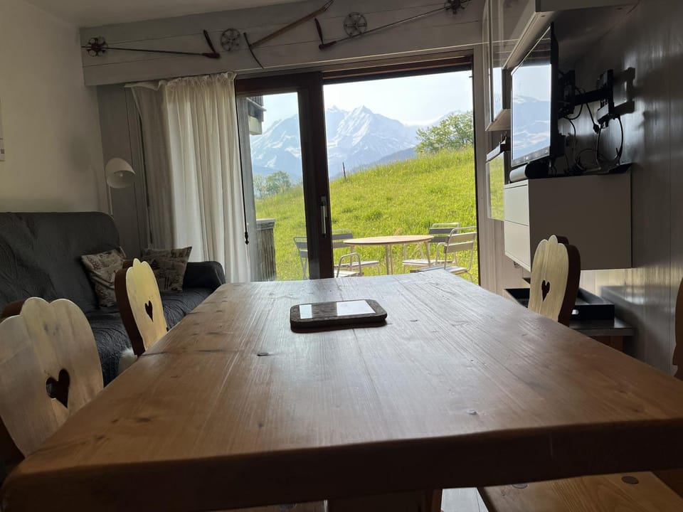 Living room, Dining area, Mountain view