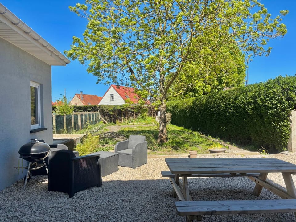 Property building, Patio, Spring, Day, Garden, Dining area, Garden view
