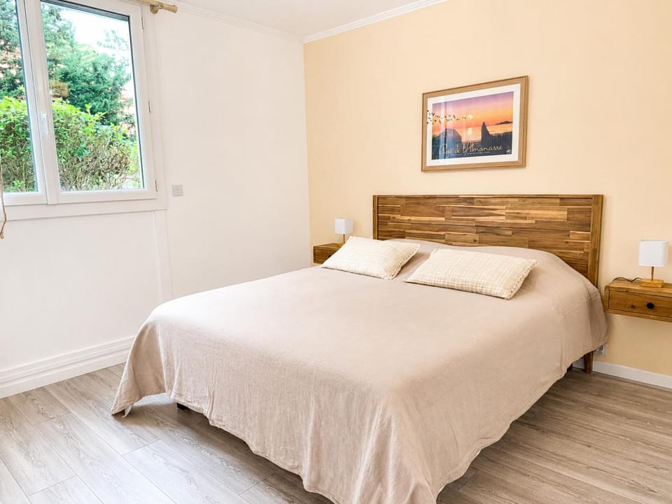Photo of the whole room, Bedroom