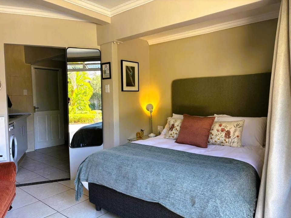 The Clinton - cozy studio escape close to Sandton Apartment in Sandton
