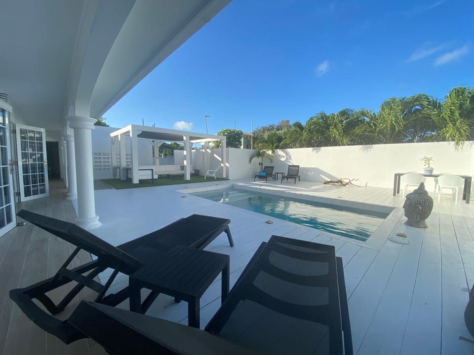 Balcony/Terrace, Pool view, Swimming pool, Swimming pool, sunbed