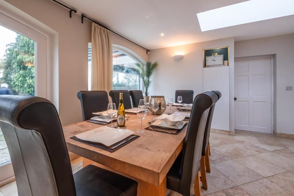 5BDR Luxe Villa By Torr Property Group Short Lets & Serviced Accommodation With Free Parking & River View Stratford-Upon-Avon Villa in Stratford-upon-Avon