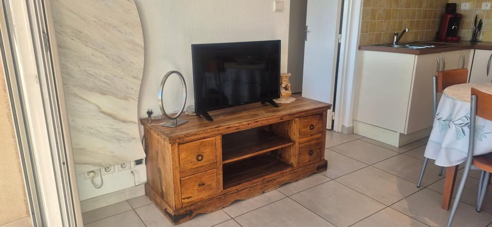 Le Matago A36, Superbe T2 avec vue sur le Port, parking, piscine, clim Apartment in Agde