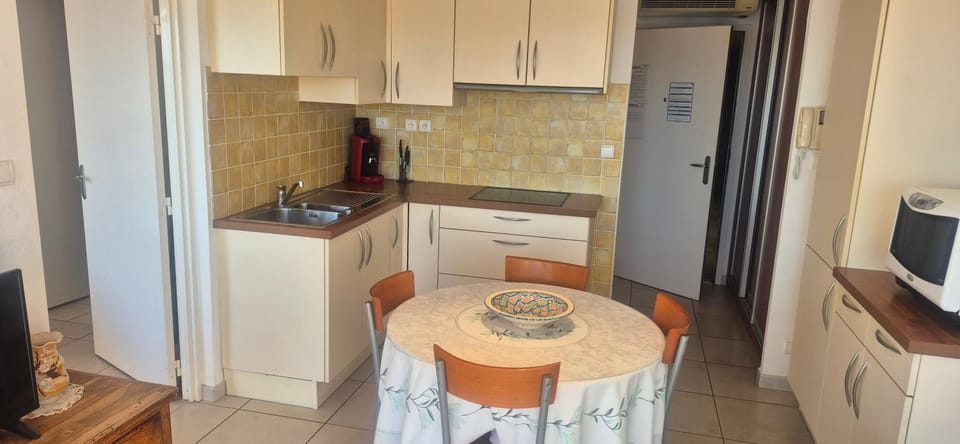 Le Matago A36, Superbe T2 avec vue sur le Port, parking, piscine, clim Apartment in Agde