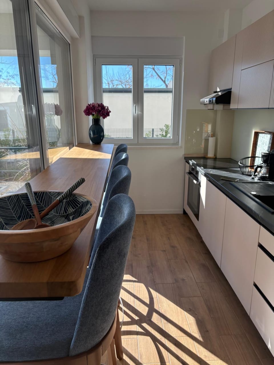 Kitchen or kitchenette, Dining area, stove