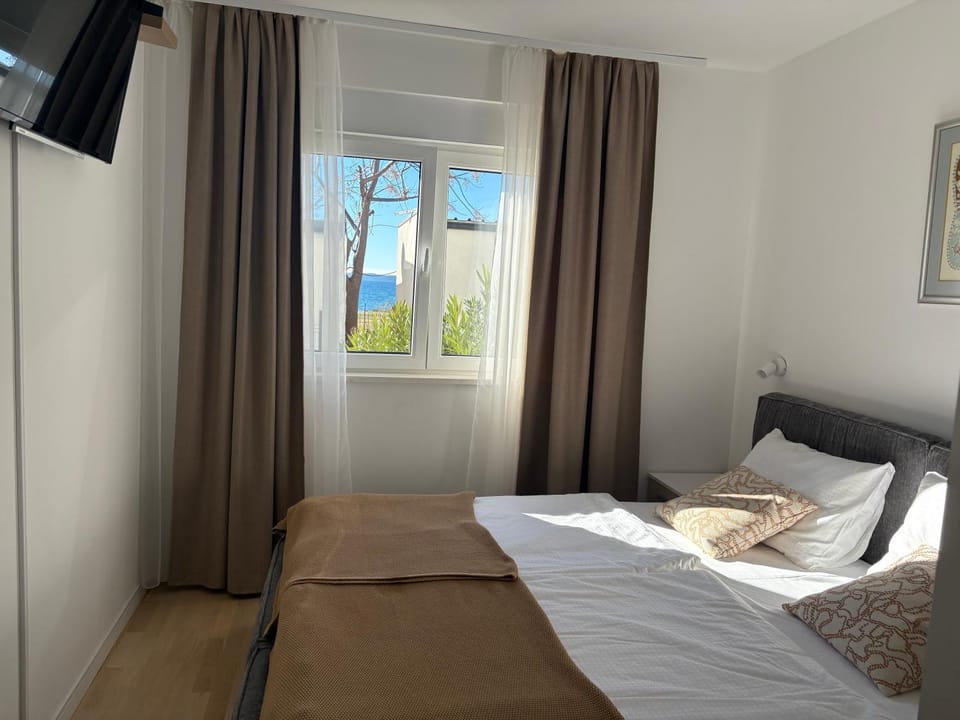 Bed, TV and multimedia, Bedroom