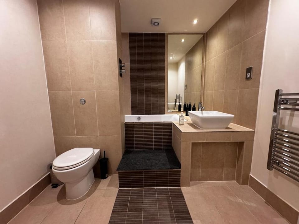 Cosy 2-Bed Modern City Apartment with Balcony Apartment in Manchester