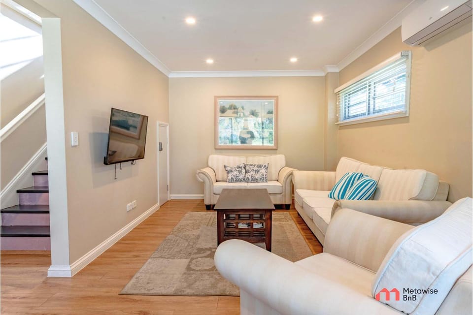 MetaWiseBnB Waterfront 3BR Coastal Escape House in Deception Bay