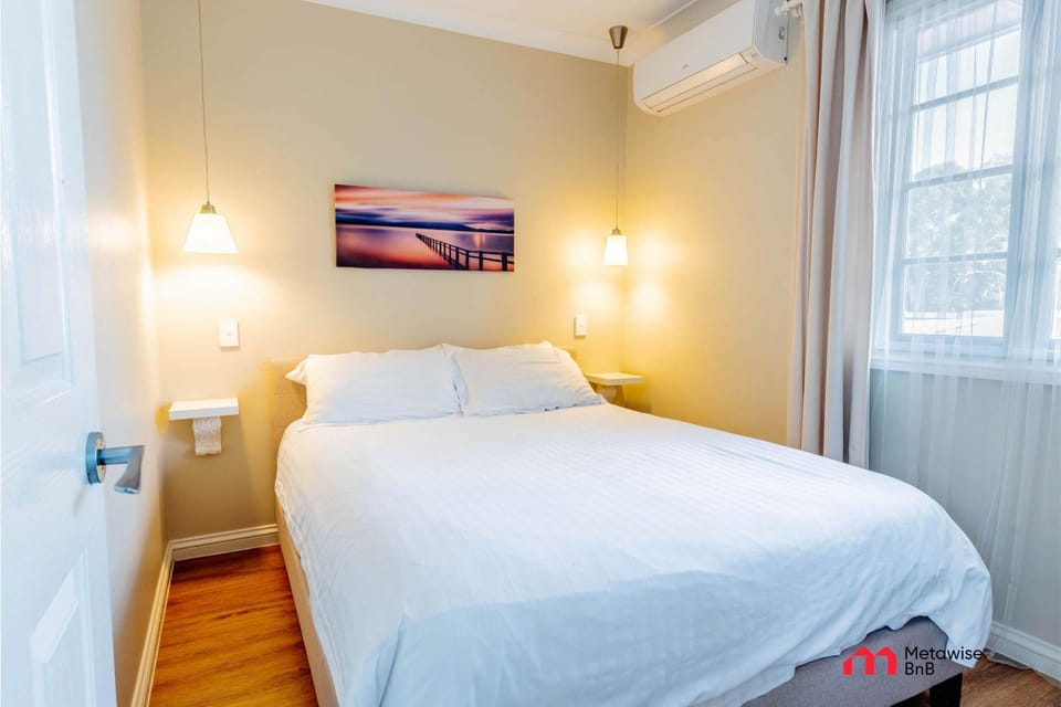 MetaWiseBnB Waterfront 3BR Coastal Escape House in Deception Bay