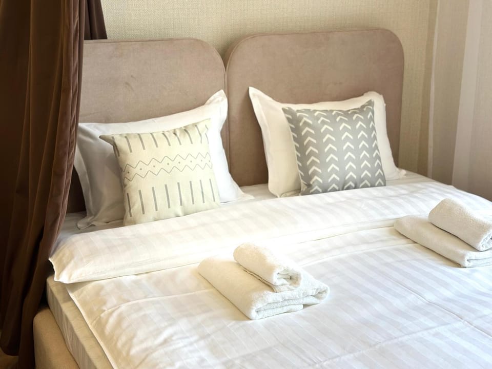 Bed, Bedroom, towels
