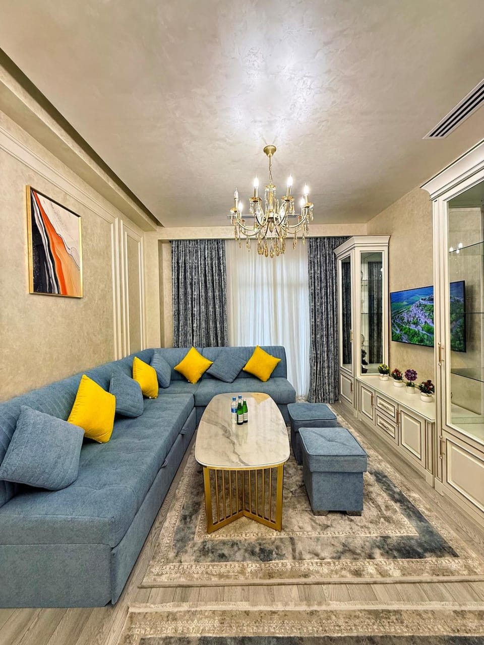 Living room, Seating area, Guests