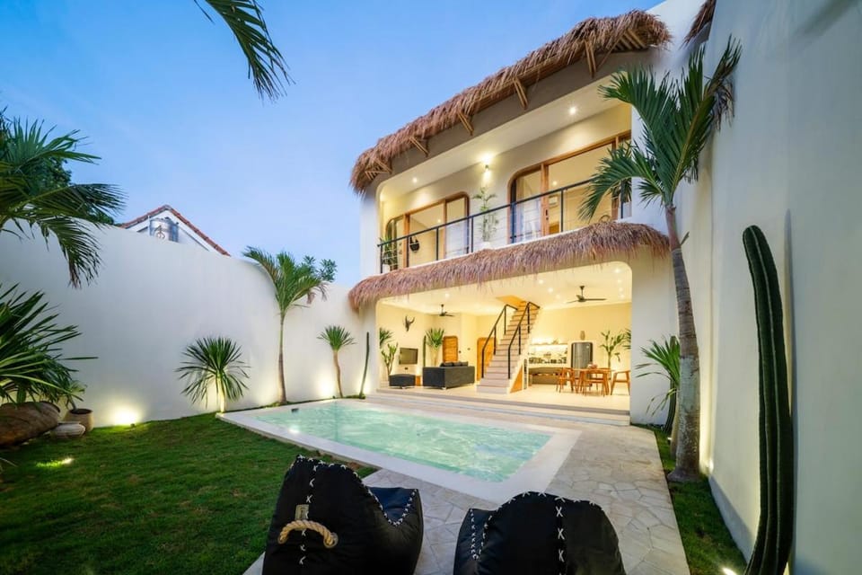 Property building, Garden, Swimming pool