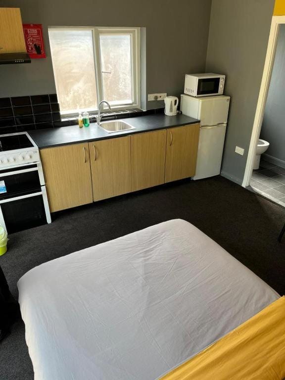 'THE WHITE ARK' - Cosy, Comfy & Cheap for 'THE BUDGET TRAVELLER' Bed and Breakfast in Hatfield