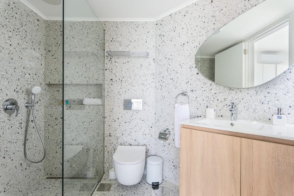 Shower, Toilet