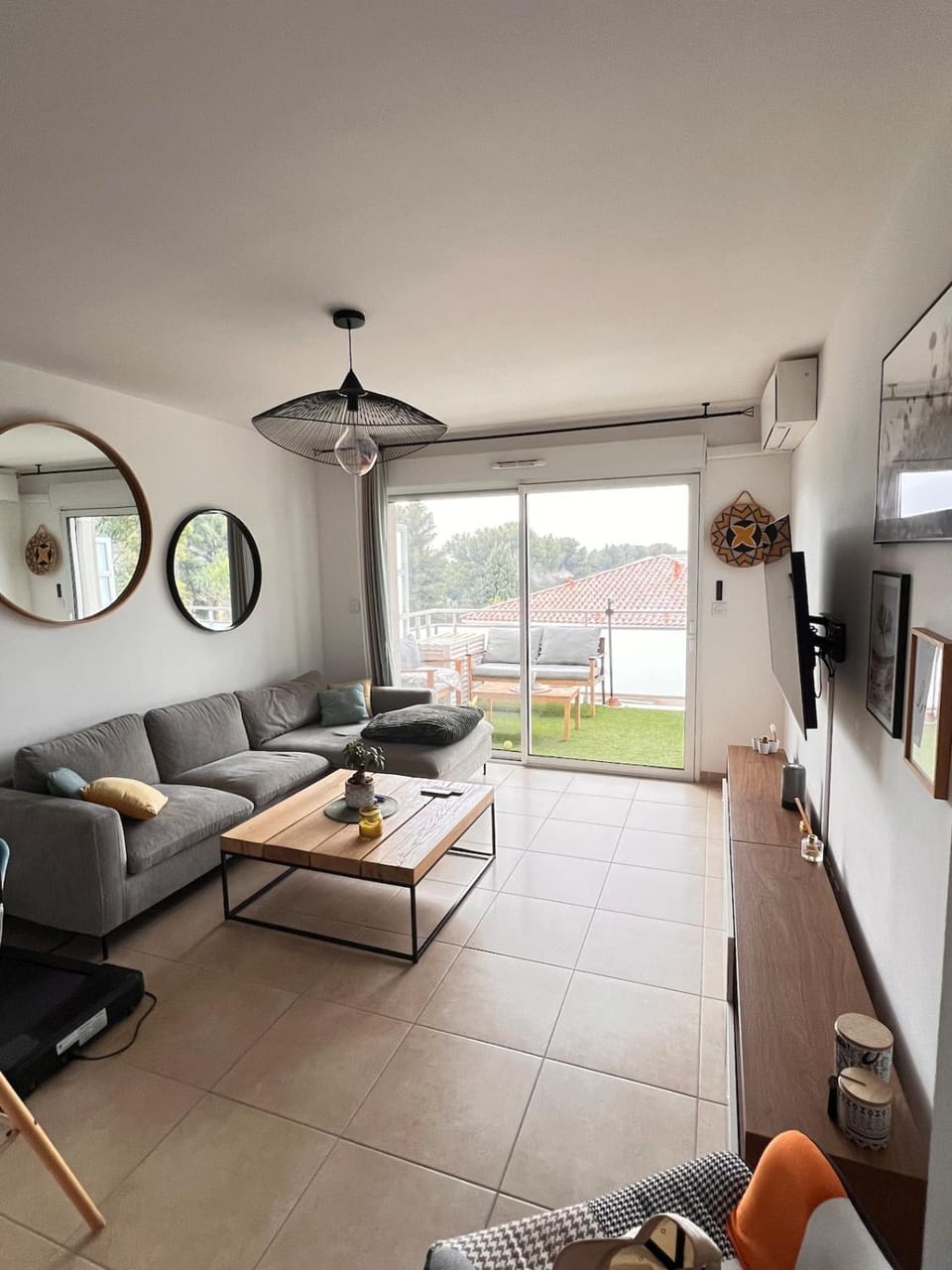 Patio, Living room